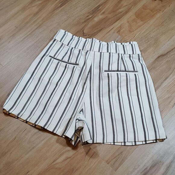 🔺️Zara Ivory Striped Belted Paperbag Shorts Small - Picture 3 of 10